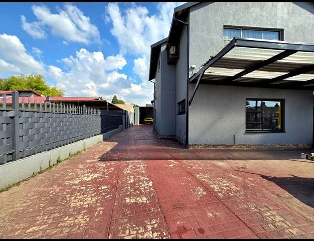5 BEDROOM HOUSE FOR SALE IN RACEVIEW
